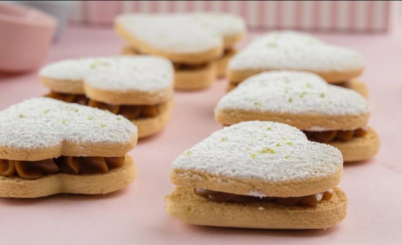 Alfajor tradicional artesanal con arequipe Alpina de Bakery by Maria